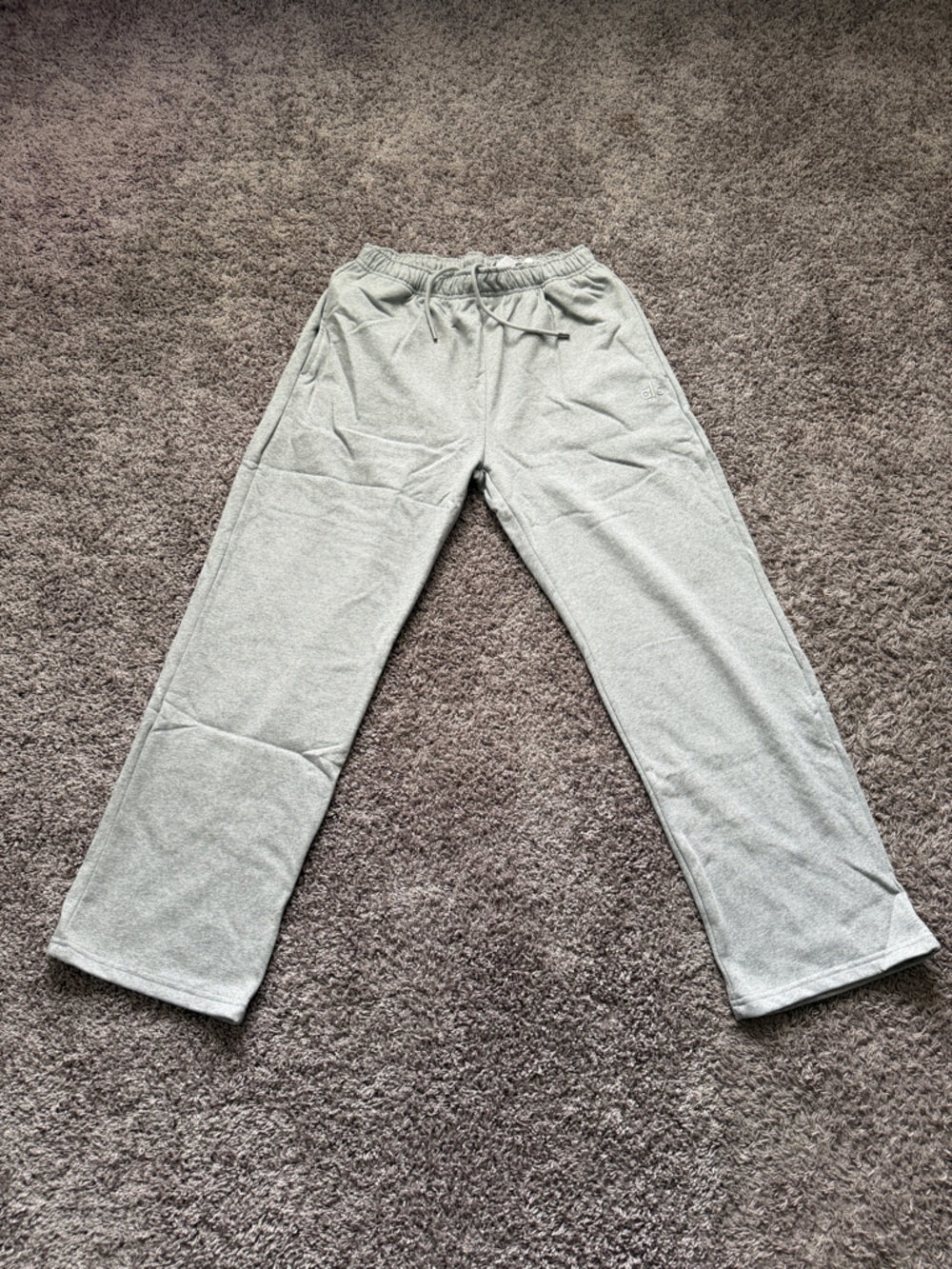 Alo Yoga Sweatpants – Grey
Size Large - Picture 2 of 6